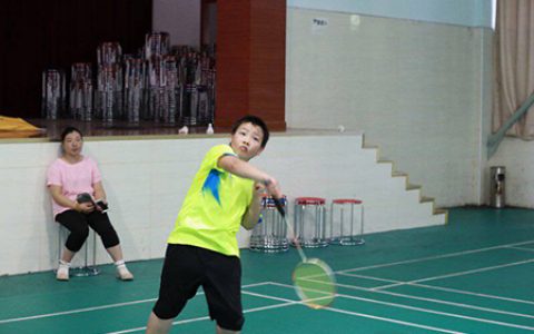 北京中小学飞速羽毛球培训机构告诉您每天坚持打羽毛球会降低眼睛近视的几率
